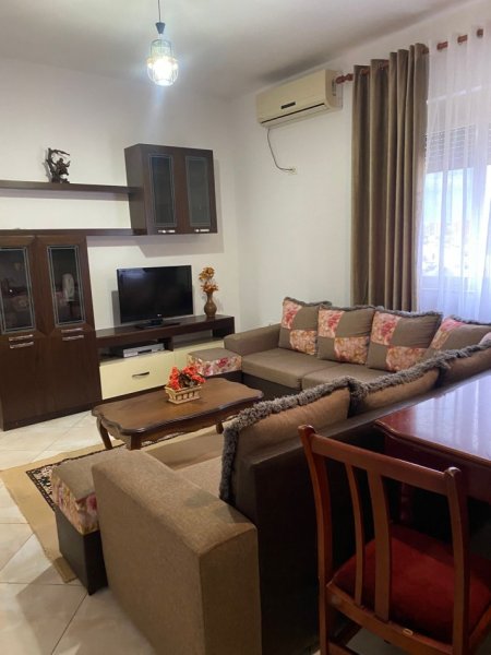 Tirane, jepet me qera apartament 1+1 Kati 3, 70 m² 400 € (Laprake)