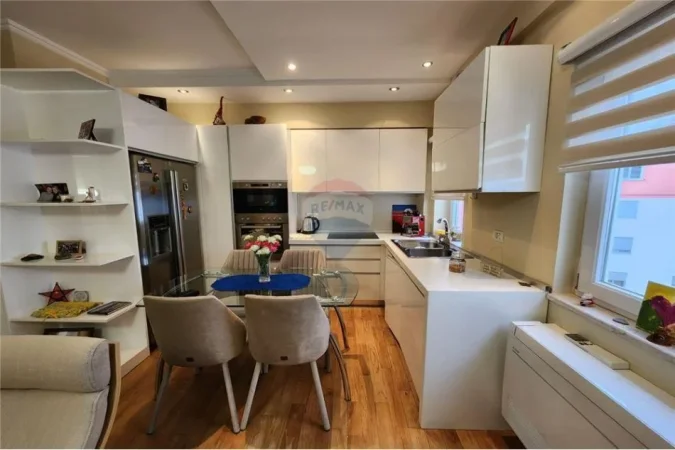 Tirane, jepet me qera apartament 1+1 Kati 5, 75 m² 550 € (liqeni thate)