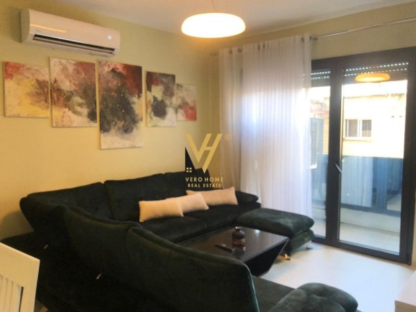 Tirane, jepet me qera apartament 2+1+Ballkon Kati 4, 78 m² 1.000 € (STADIUMI DINAMO)