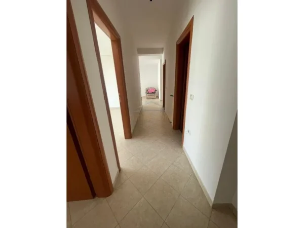 Tirane, shitet apartament 3+1+Ballkon Kati 5, 166 m² 235.000 € (Gjimnazi partizani)