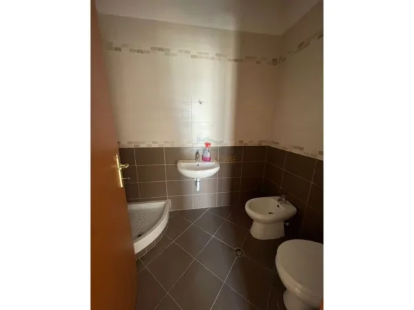 Tirane, shitet apartament 3+1+Ballkon Kati 5, 166 m² 235.000 € (Gjimnazi partizani)