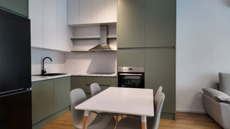 Tirane,jepet me qera apartament 2+1+Ballkon , 80 m² 500 € (Prane shkolles Ali Demi)
