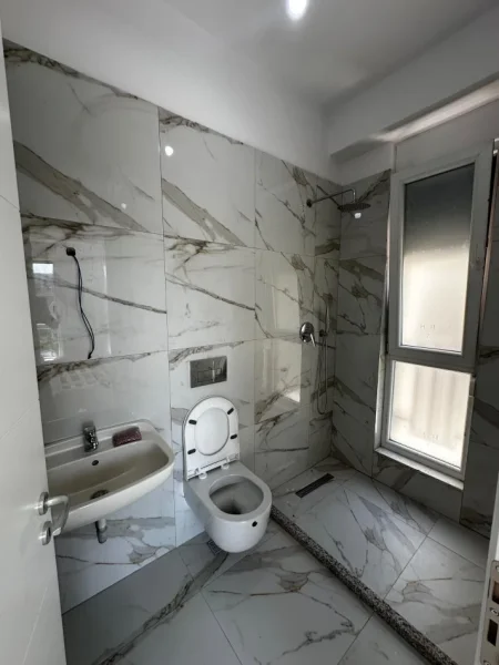 Tirane, jepet me qera apartament 2+1+Ballkon , 106 m² (Ish fusha aviacionit)