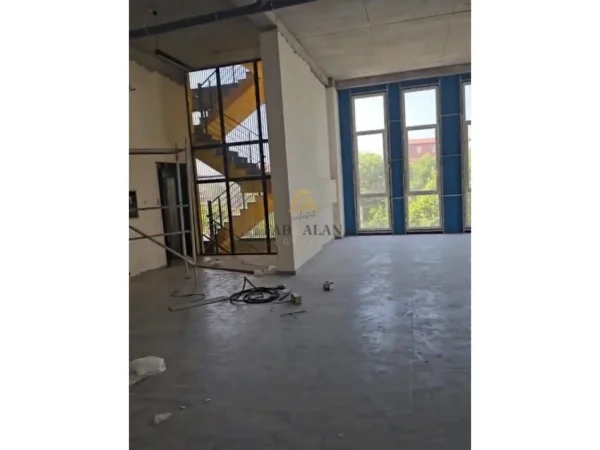 Tirane, jepet me qera ambjent biznesi Kati 2, 550 m² 3.000 € (Ura e Paskuqanit)