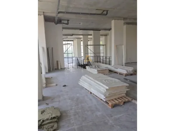 Tirane, jepet me qera ambjent biznesi Kati 2, 550 m² 3.000 € (Ura e Paskuqanit)