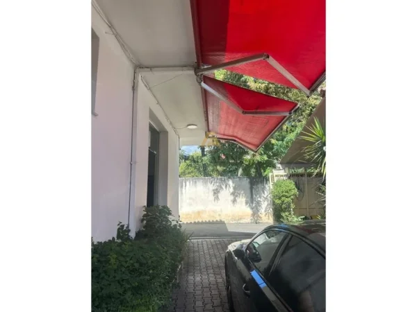 Tirane, jepet me qera ambjent biznesi Kati 0, 160 m² 1.500 € (Don Bosko)