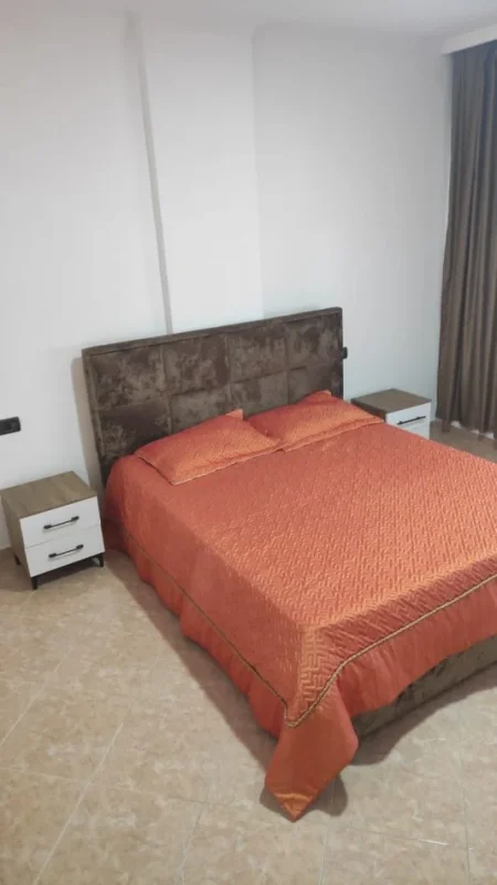 Tirane, jepet me qera apartament 2+1 , 75 m² 450 € (rruga Loni Ligori)