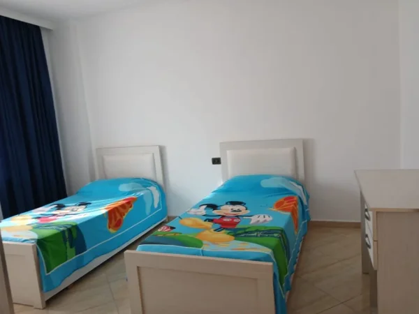 Tirane, jepet me qera apartament 2+1 , 75 m² 450 € (rruga Loni Ligori)