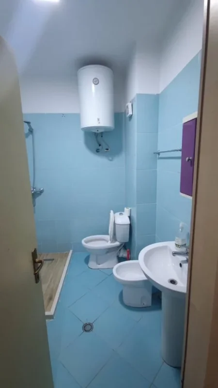 Tirane, jepet me qera apartament 2+1 , 75 m² 450 € (rruga Loni Ligori)