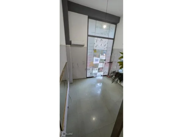 Tirane, jepet me qera dyqan Kati 0, 25 m² 400 € (Rruga 4 Deshmoret)