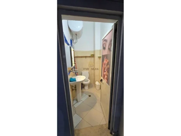 Tirane, jepet me qera dyqan Kati 0, 25 m² 400 € (Rruga 4 Deshmoret)