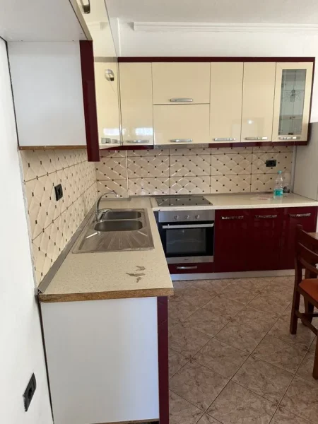 Tirane, jepet me qera apartament 2+1+Aneks+Ballkon Kati 2, 600 € (selvia)