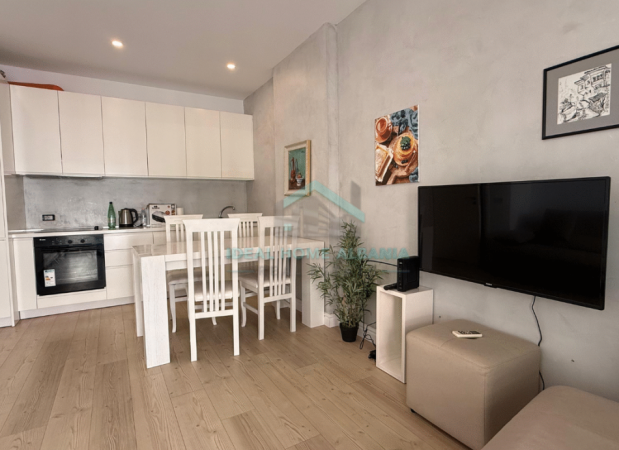 Vlore - Lungomare, jepet me qera apartament 1+1 Kati 5, 550 € (ME PAMJE NGA DETI)