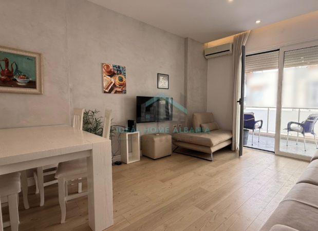 Vlore - Lungomare, jepet me qera apartament 1+1 Kati 5, 550 € (ME PAMJE NGA DETI)