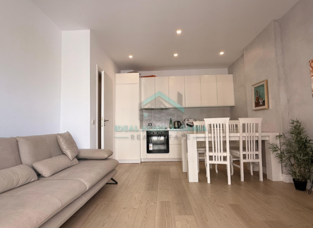 Vlore - Lungomare, jepet me qera apartament 1+1 Kati 5, 550 € (ME PAMJE NGA DETI)