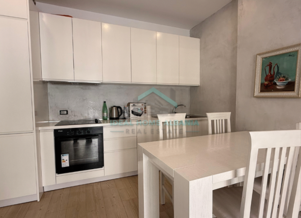 Vlore - Lungomare, jepet me qera apartament 1+1 Kati 5, 550 € (ME PAMJE NGA DETI)