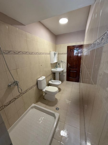 Tirane, jepet me qera apartament 2+1+Aneks+Ballkon Kati 4, 80 m² 550 € (Xhamia e Tabakeve)