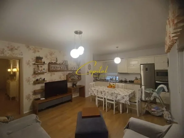 Tirane, jepet me qera apartament 2+1 Kati 2, 94 m² 750 € (ALI DEMI)