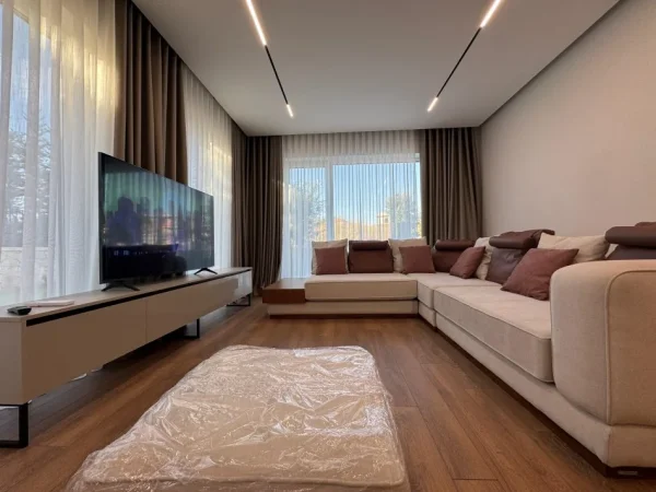 Tirane, Qira Vile 4+1 , 400 m² (Liqeni i Thate)