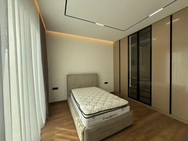 Tirane, Qira Vile 4+1 , 400 m² (Liqeni i Thate)