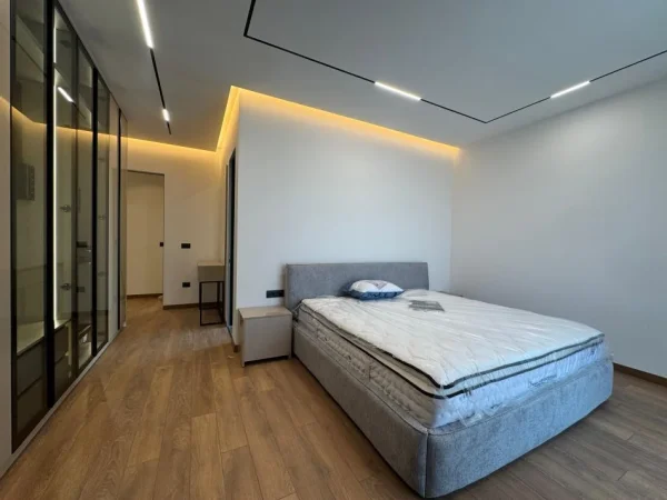 Tirane, Qira Vile 4+1 , 400 m² (Liqeni i Thate)