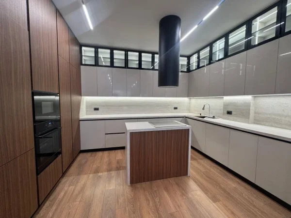 Tirane, Qira Vile 4+1 , 400 m² (Liqeni i Thate)