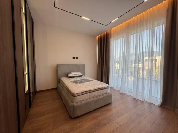 Tirane, Qira Vile 4+1 , 400 m² (Liqeni i Thate)