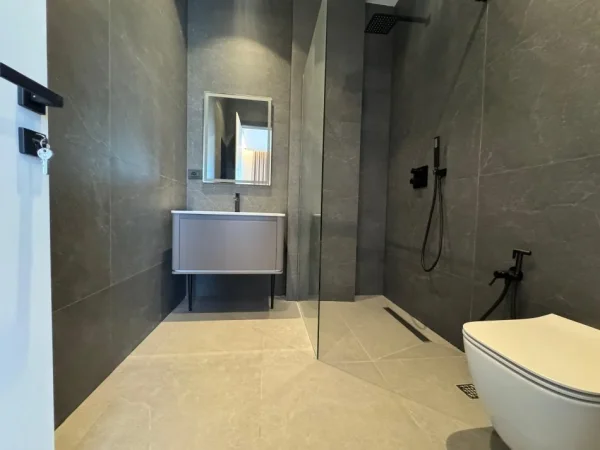 Tirane, Qira Vile 4+1 , 400 m² (Liqeni i Thate)