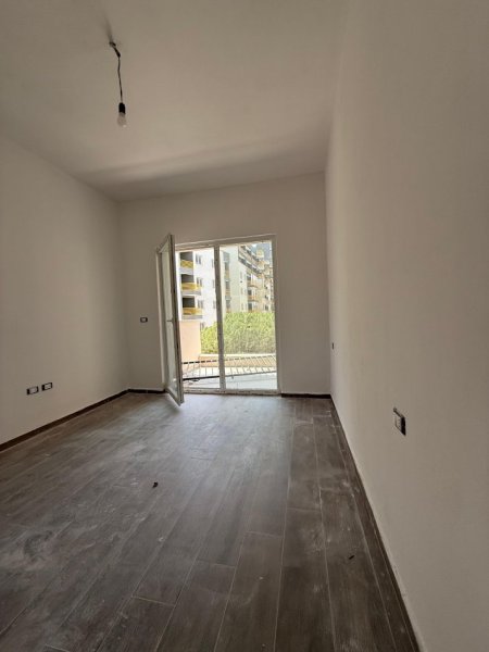 Tirane, jepet me qera zyre Kati 3, 70 m² 450 € (LAPRAKE)