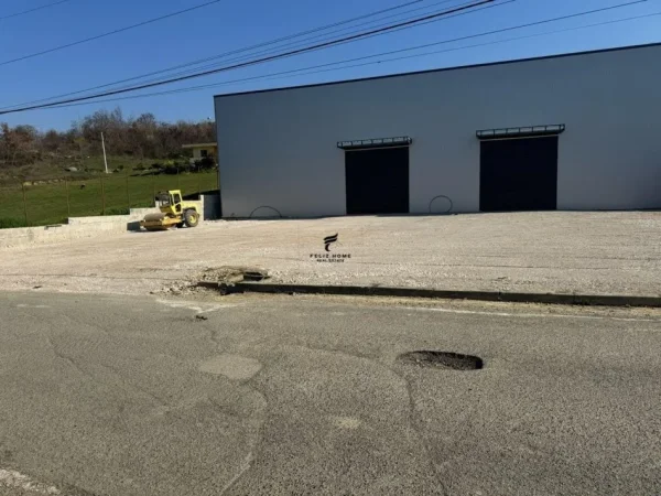 Tirane, jepet me qera magazine Kati 0, 4.000 € (KASHAR)