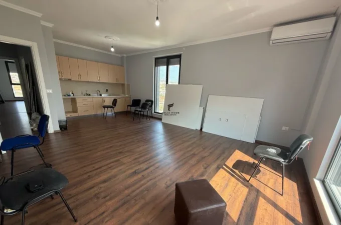 Tirane, jepet me qera apartament 3+1 Kati 6, 140 m² 700 € (PORCELAN)