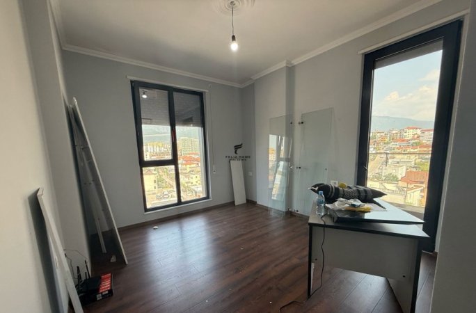 Tirane, jepet me qera apartament 3+1 Kati 6, 140 m² 700 € (PORCELAN)