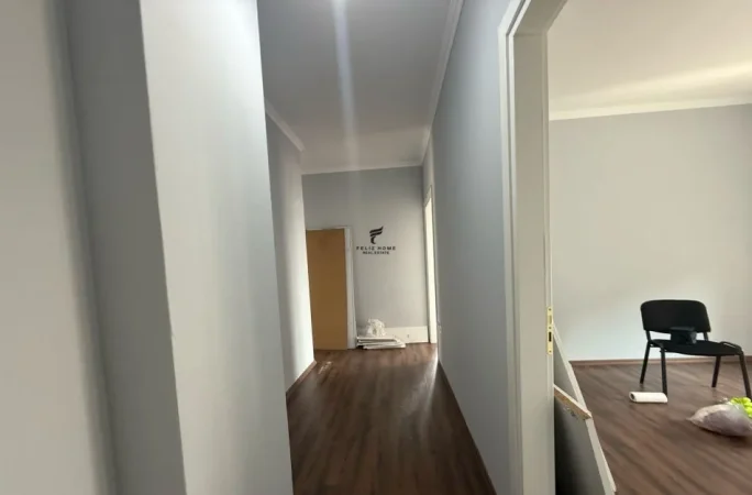 Tirane, jepet me qera apartament 3+1 Kati 6, 140 m² 700 € (PORCELAN)