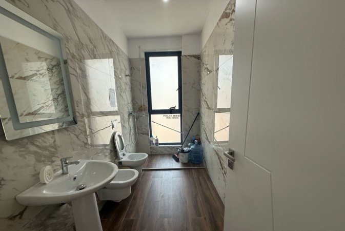 Tirane, jepet me qera apartament 3+1 Kati 6, 140 m² 700 € (PORCELAN)