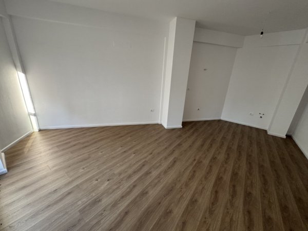 Tirane, jepet me qera apartament 1+1+Ballkon Kati 2, 65 m² 200 € (Dalip topi)