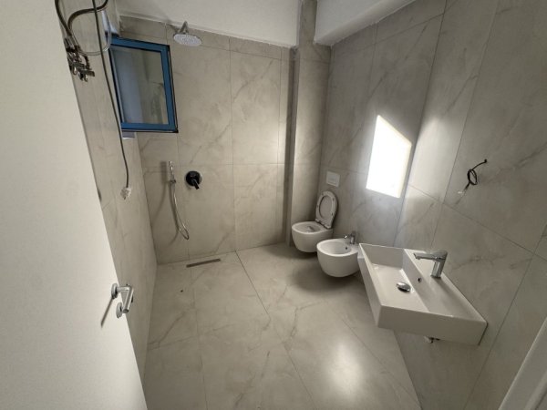 Tirane, jepet me qera apartament 1+1+Ballkon Kati 2, 65 m² 200 € (Dalip topi)