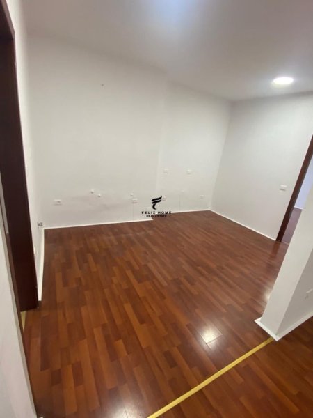 Tirane, jepet me qera zyre Kati 4, 120 m² 1.400 € (BLLOK)