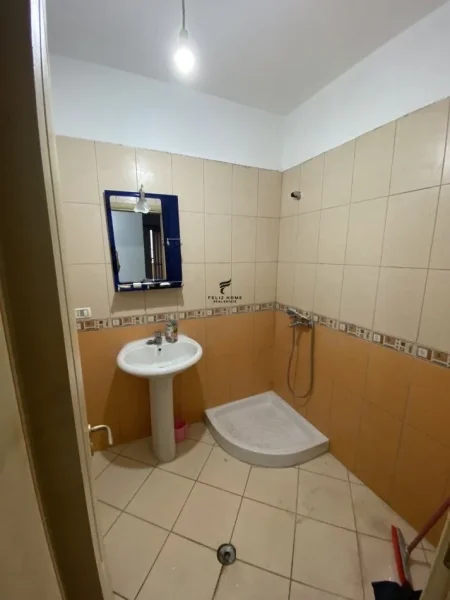 Tirane, jepet me qera apartament 2+1 Kati 3, 115 m² 600 € (KOMUNA E PARISIT)