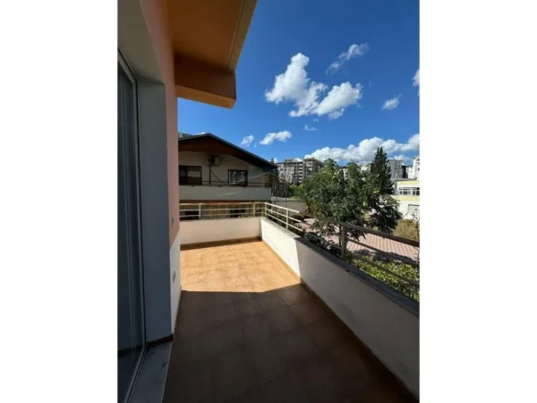 Tirane, shitet apartament 2+1+Ballkon Kati 2, 125 m² 145.000 € (rruga Muhamed Deliu)