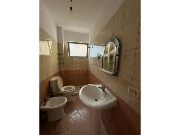 Tirane, shitet apartament 2+1+Ballkon Kati 2, 125 m² 145.000 € (rruga Muhamed Deliu)