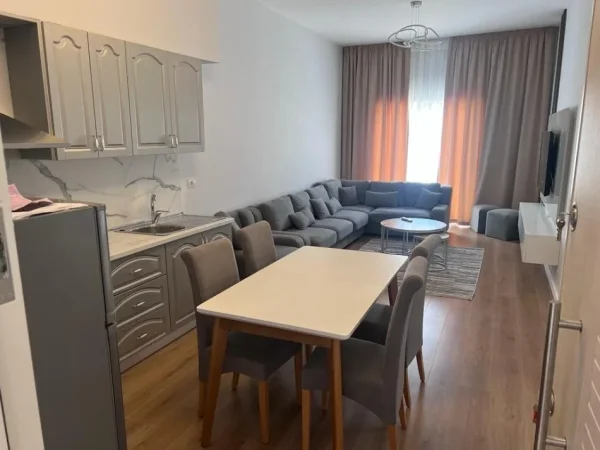 Tirane, jepet me qera apartament 2+1+Ballkon Kati 5, 90 m² 450 € (Restorant Fresku)