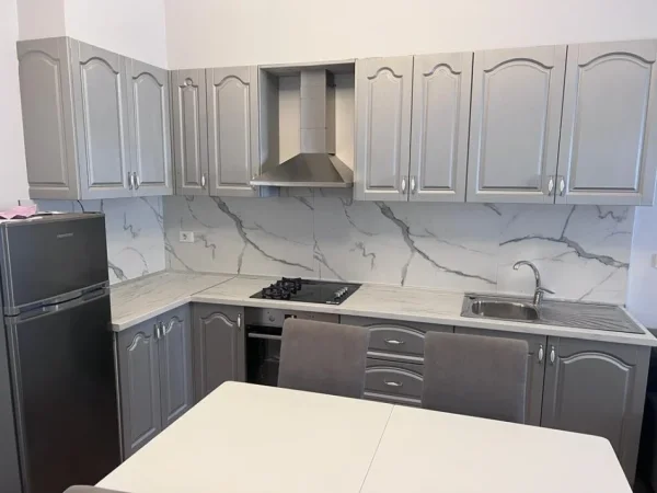 Tirane, jepet me qera apartament 2+1+Ballkon Kati 5, 90 m² 450 € (Restorant Fresku)