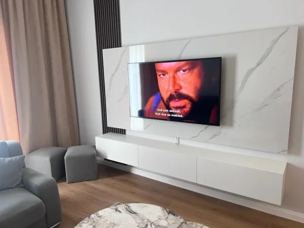 Tirane, jepet me qera apartament 2+1+Ballkon Kati 5, 90 m² 450 € (Restorant Fresku)