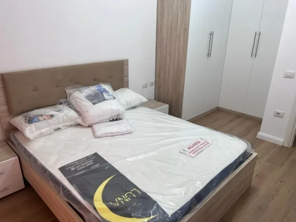 Tirane, jepet me qera apartament 2+1+Ballkon Kati 5, 90 m² 450 € (Restorant Fresku)
