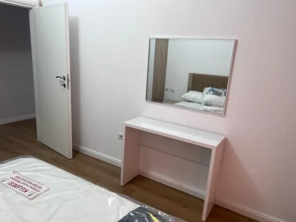 Tirane, jepet me qera apartament 2+1+Ballkon Kati 5, 90 m² 450 € (Restorant Fresku)
