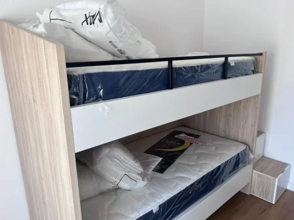 Tirane, jepet me qera apartament 2+1+Ballkon Kati 5, 90 m² 450 € (Restorant Fresku)