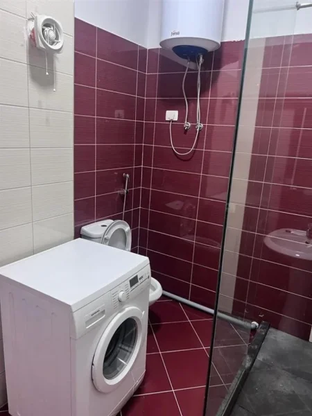 Tirane, jepet me qera apartament 2+1+Ballkon Kati 5, 90 m² 450 € (Restorant Fresku)