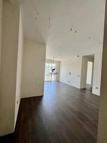 Shqiperi, jepet me qera zyre Kati 9, 95 m² 1.000 € (KOMUNA E PARISIT)