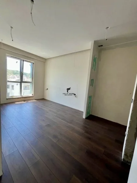 Shqiperi, jepet me qera zyre Kati 9, 95 m² 1.000 € (KOMUNA E PARISIT)
