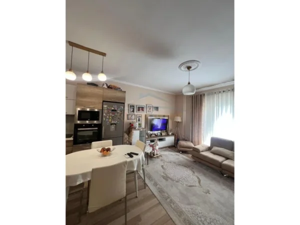 Tirane, shitet apartament 1+1+Ballkon Kati 2, 73 m² 105.000 € (rruga shefqet kuka)